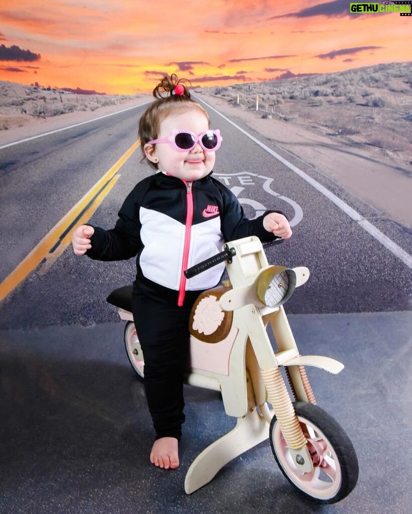 Vitória Moraes Instagram - Eu sou motoqueira galela! Me segura, que no meu acompanhamento de 10 meses eu peguei minha motinho e meu óculos