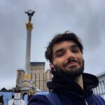 Vitalii Hordiienko Instagram - Я переїхав до Києва.🤯 Хотів зробити патосне фото або епічне відео про цю подію, але настрій просто клацнути селфі у центрі міста. 🤷‍♂️ Але головне в цьому переїзді це те, що я доступний для співпраць, кастингів, зустрічей, нових проєктів🤟🏻 Тепер я в доступності 30 хв на метро, а не 6 годин у потязі, тому якщо маєте цікаві ідеї - не соромтесь, пишіть, щось вигадаємо! P.S. Для тих хто цікавиться чому я переїхав, ось відповідь. Французький письменник Гі де Мопассан недолюблював Ейфелеву вежу, але постійно заходив у кафе, яке у ній знаходиться, тому що це було єдине місце в Парижі звідки її не видно. Ось і я за таким же принципом переїхав до Києва. Це ж саме так працює, правда?) Kyiv, Ukraine
