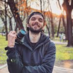 Vitalii Hordiienko Instagram - Апаратура для YouTube💻📸💵 Це питання завжди викликає найбільше дискусій🤬. Одні кажуть, що лише якість картинки, звуку і монтажу зробить тебе популярним. Інші переконують, що ідея найголовніше, а потім вже якість. Що зі свого чотирирічного досвіду скажу я? 🤔 Ні, не 50/50 Я обираю світлу сторону сили ІДЕЯ✊🏻 Однозначно ваше бажання та ідея переважають над усіма технічними характеристиками, адже подумайте самі, що ви будете радше дивитись: відео зняте на Соні еріксен 2009 року як Ілон Маск розповідає про візит до Рівного чи супер якісний 4к огляд прес-конференції мера Кременця? Звісно перший варіант, бо це набагато цікавіше!🤪 Але!⛔️ Коли ви вже пройдете певний етап, то вам 100% потрібно оновлювати свою техніку, бо люди завжди хочуть розвитку і на самій ідеї далеко не виїдеш. Мій Стартер-пак 📝 для початківця: - Телефон (будь-який аби знімав) - Петличка за 150-300 грн з Алі експрес яку втикаєте в телефон - Світло з лапм домашніх виставити (перед тим глянути відоси в YouTube) - Монтаж на тому ж телефоні Це доступно будь кому, якщо у вас трішки дорожчий телефон, то ви взагалі будете мати розкішне зображення (можете подивитись відео про зйомку і монтаж на телефоні у BLOGMAYSTER на YouTube) Вам ДІЙСНО цього достатньо! Головне горіти бажанням щось знімати! І якщо ідеї у вас будуть круті, то і люди за вами потягнуться, бо ми часто здаємось ще до того як почати щось робити. Наприклад стосовно камери, то починав з позиченого Canon 600d, потім знімали на Айфон 4s, потім перейшов на позичений Canon 70d, потім на позичений у тата Canon Mark 2 і аж потім купив собі свою Sony 5100 (ціна 500$ була в 2018) з якою я і набрав 130 тисяч підписників🤯. Хоча це дуже бюджетна камера, яка не годиться для професійної відеозйомки. 👎 Тому мене сильно рятувало світло, за яке я купив за 5500 грн. (Falcon eyes). Взагалі світло вирішує красу картинки на 90%, якщо хочете окремі пости чи відоси про світло то пишіть в коменти.⬇️ Ну і звук я писав з петлі, а іноді просто на диктофон айфону, бо там він розкішний. Можете купити собі Zoom h1n, його для старту буде супер достатньо. Продовження в каруселі фото💥 Lviv, Ukraine
