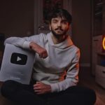 Vitalii Hordiienko Instagram - ​​Це скорочена версія допису, яку я написав для підписників у YouTube, повну версію шукайте там, бо Instagram не дозволяє обширно висловлювати свої думки. Отож Кіномани, потрібна ваша допомога! Розкажу вам як насправді існує і функціонує загін кіноманів. 4 роки я створюю контент, який вам, як бачимо, подобається ( 5 млн. переглядів, 117 тис. підписників). Займаюсь я цим самостійно. Як це не дивно, але великої команди кіноманів не існує, є лише я і мій ентузіазм. І протягом всіх років роботи практично вся моя апаратура є позиченою або орендованою. У мене був лише вже доволі старенький фотік Sony alfa 5100, два софтбокси (світло) і ноутбук на якому монтувати було пеклом (особливо на дерев‘яному стільці за жахливим столом в гуртожитку). Після 90 тисяч підписників, я вирішив, що абсолютно не серйозним буде продовжувати з тим же набором і почав витрачати всі заощадження з патреону та рекламних інтеграцій на покращення умов роботи. За цей час я переїхав на орендовану квартиру, купив стіл, крісло та комп‘ютер. Проте все одно особистої звукової апаратури я не маю і останній випуск взагалі записував на диктофон IPhone 6s (!) (на попередні випуски я винаймав студію для запису, або позичав мікрофони на зйомку) Та й якість моєї картинки вам може видаватись цілком класною, але в цієї камери маса проблем, починаючи від відсутності входу для звуку і до того, що вона записує лише 15 хв і перегрівається. Плюс я ще ходжу на роботу в театр, щоб мати стабільні гроші на життя. Це все дуже впливає на виробництво контенту, саме через ці аспекти випуски часто затримуються. Тому саме зараз я прошу фінансової підтримки у вас, у Загону справжніх Кіноманів, який давно перетворився у цілу армію, бо сам уже не стягую. Кажу вам чесно як є, яку апаратуру наразі потрібно купити. ZOOM H5 для запису звуку - 10 000 грн. Акустичний паралон для поглинання ехо - 1500 грн. Камера Sony a7 іі - 35 000 грн. Разом потрібно - 46500 грн. Реквізити для підтримки Patreon ZK - https://www.patreon.com/zagin 4149 4993 4447 8704 - Приват Гордієнко В. 4441 1144 2212 8460 - Монобанк Гордієнко О. Lviv, Ukraine