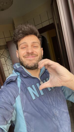 Vito Coppola Instagram - Auguri di buon anno a tutti 😁🙌
Diciamo che questo non è il più comune dei modi per questo tipo di eventi, ma la verità è che non ho avuto tempo per poter fare un video in stile “social media” 😅 e quindi come sempre, la trasparenza nel condividere con voi momenti di vita è spontanea 😝🙌
Anche se un po’ sporco e spettinato ci tenevo a non perdere l’occasione di questo giorno così speciale per augurare a tutti voi un buon 2024 🥳
Auguro a TUTTI un anno ricco di salute, felicità, amore e ciò che più desiderate.

Sono molto grato di tutto ciò che mi sta capitando nella mia vita e non ho filtri nel condividerlo con voi, perché chi mi segue sa quanto non dia nulla per scontato e quanto mi piaccia apprezzare le piccole cose.

Non mi sento di chiedere nulla per me, in quanto ho una famiglia che mi vuole bene e mi sostiene, anche se a Km di distanza. Ho dei nonni che amo più della mia stessa vita e che, anche se per vederli dovrò aspettare un altro anno, per quel che mi riguarda ne varrà sempre la pena, perché la famiglia è la vera ricchezza. L’amore condiviso ed i momenti insieme fanno la felicità, ed è per questo che mi reputo una persona fortunata ed un ragazzo felice.
Non ho bisogno di nient’altro!

Il mio augurio è rivolto a tutti voi, affinché possiate sempre trovare la vostra felicità 🤞
Non smettete mai di credere in voi stessi e nelle persone. 🙌

Un super abbraccio 🫂 come quelli che piacciono a me 😊

Buon 2024 ♥️

V.