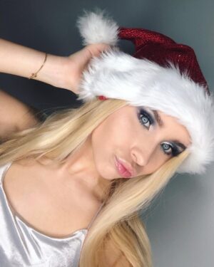 Vivian Hicks Instagram - It’s the most wonderful time of the year! #MerryChristmas 🎄