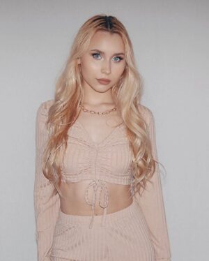 Vivian Hicks Instagram - It’s Black Friday check out @romwe_fun and Get a extra 15% off ALL orders using my CODE “Vivian5” until December 6th! link in my bio 🌸  #romwe #fashion #singer #romweblackfriday #romwefun #blackfriday #romwegirls #romwefashion #RomwecyberMonday