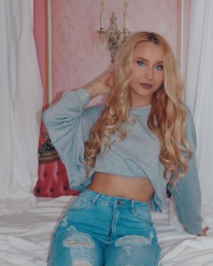 Vivian Hicks Instagram - Loving these styles from @romwe_fun Get extra 12% off orders $25 and over using my CODE Vivian4  Link in my bio 🌸  #romwe #fashion #romwefun #romwexfriends #pink #romwefashion #romweoriginals