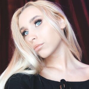 Vivian Hicks Instagram - Set goals and crush em. 👊 🎶 
Stay tuned for something awesome.... #vivstacos #vivianhicks #singer #music #artist #happy
