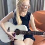 Vivian Hicks Instagram - Checking in on everyone. What country are you from 🇨🇦and how are you doing during this pandemic? Love you all 🙏 #staysafe P.S Stay tuned posting something special soon 👗 @sallymillerfash #covid19 #stayhome 🎸 @lunaguitar #singer #vivianhicks
