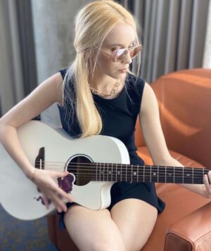 Vivian Hicks Instagram - Checking in on everyone. What country are you from 🇨🇦and how are you doing during this pandemic? Love you all 🙏 #staysafe 
P.S Stay tuned posting something special soon 👗 @sallymillerfash #covid19 #stayhome 🎸 @lunaguitar #singer #vivianhicks
