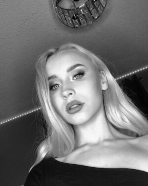 Vivian Hicks Instagram - 🖤