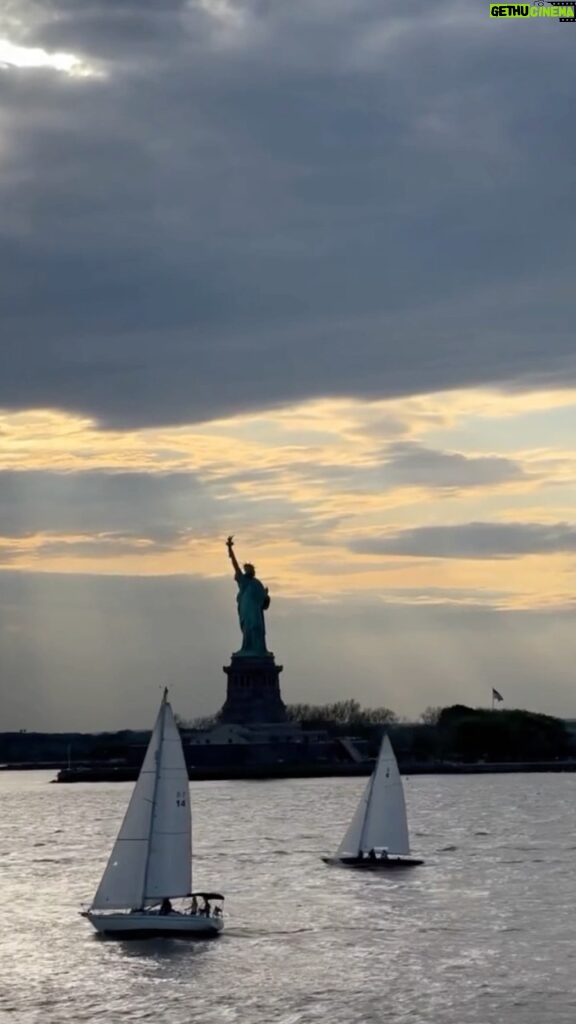 Vivianne Araújo Instagram - Só gratidão 🙏🏼❤ 🏰 VEGAS - NEW YORK 🗽 @jarbem @mabileyne @viviaraujomma @erikcerradomma @ruggerpepeluque @daniel.bev @warriorsnationmma @rodrigobrauna #ufc #vegas #lasvegas #newyork #libertystatue #ny #friends #work #training #fight #mma #ufcbrasil #seminar #bjj #nyc