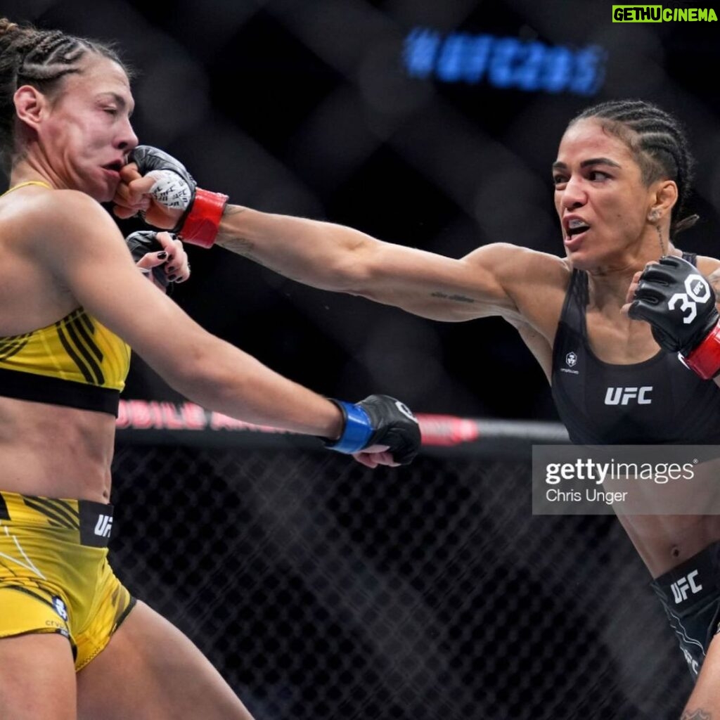 Vivianne Araújo Instagram - Reverses temporários são superados pela perseverança. Após um revés haverá sempre uma oportunidade para os que acreditam e lutam. “Bernardinho_oficial” #ufc285 T-Mobile Arena