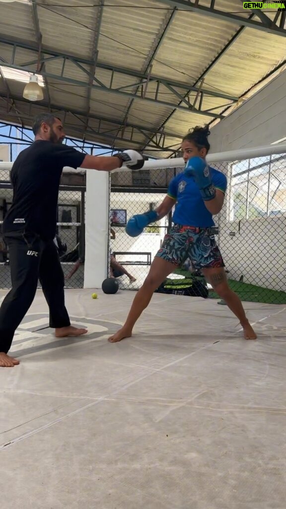 Vivianne Araújo Instagram - Nesse sábado tem @viviaraujomma no #ufc Esses são apenas alguns trechos do trabalho pré camp usando camadas de Movimento para evoluir em diversas valências físicas e mentais. Só um temperinho no grande e complexo processo muito bem conduzido pela @cerradomma e @daniel.bev e toda equipe de técnicos! #pratiquemovimento #rodrigosalulima #movementculture #culturadomovimentobsb #idoportal #moveréhumano #culturadomovimento #cerradomma #mma #altorendimientodeportivo Cerrado MMA