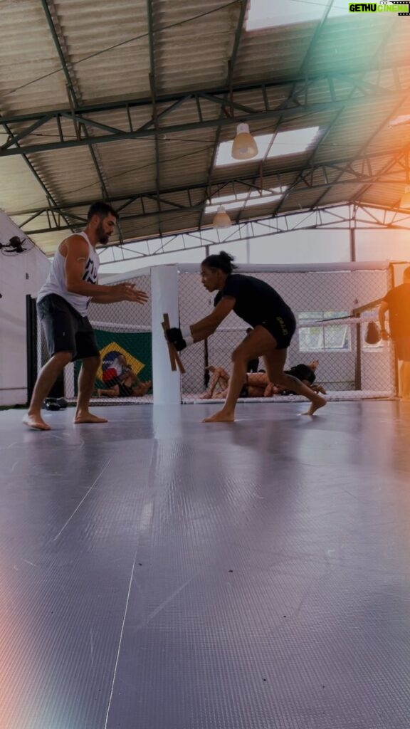 Vivianne Araújo Instagram - Uma pequeniníssima parte do aquecimento da fera @viviaraujomma antes de uma sessão de sparring Ativação mental, coordenação olho/mão, ritmo e reconhecimento de padrões. Tudo muito importante pra tarefa dela: LUTAR! Dia 15 de outubro mais uma super luta no UFC. Fica de olho que toda equipe da @cerradomma tá voando baixo pros desafios que estão vindo #pratiquemovimento #rodrigosalulima #movementculture #culturadomovimentobsb #idoportal #moveréhumano #culturadomovimento #escolapratiquemovimento #ufc #mma #cerradomma Cerrado MMA