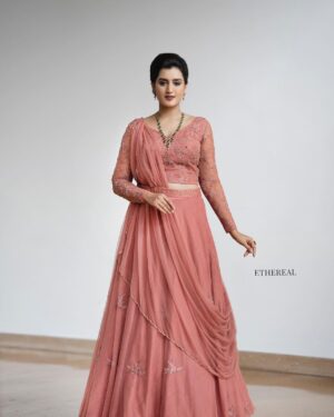 Viviya Santh Instagram - 👗: @ethereal.kochi
💄: @artistic_clan 
 💎: @ariabykollattjewellers