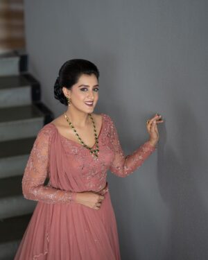 Viviya Santh Instagram - 👗: @ethereal.kochi
💄: @artistic_clan 
 💎: @ariabykollattjewellers
