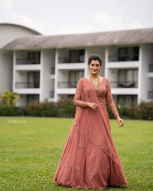 Viviya Santh Instagram - 👗: @ethereal.kochi
💄: @artistic_clan 
 💎: @ariabykollattjewellers