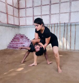 Viviya Santh Instagram - Happy Women’s Day to all the woman who work tirelessly everyday to make this world a better and more compassionate place.
Thankyou for your Inspiration and Dedication.
I am Grateful to each one of you.
God bless you.

Kalari : @bodhisutra.academy 
Trainer : @rajeev.chaithanya 

#happywomansday #powerfullwomensurroundme #kalaripayattu