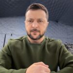 Volodymyr Zelenskyy Instagram – Вранці – Роботине, одна з найбільш жорстких частин фронту, Запорізький напрямок. Особисто подякував воїнам, нагородив безпосередньо на передовій пʼятьох із кращих – тих, хто відзначився в боях цими тижнями.

День – Повітряне командування «Схід». Доповідь і детальна розмова щодо захисту неба над Дніпровщиною. Небезпека постійна, висока, Росія розглядає регіон як одну з основних мішеней для терористичних атак. Працюємо, щоб додати можливостей збивати ракети, дрони.

Зараз – Кривий Ріг, увесь район та інші громади області, нарада щодо енерго- та водозабезпечення міст і сіл Дніпровщини, зокрема й Кривого. Захист енергооб’єктів. Посилення мобільних вогневих груп, ППО, РЕБ. Відновлення енергопотужностей. Я дякую всім, хто цими днями оперативно відновив енергопостачання після нещодавніх ударів – кожній ремонтній бригаді.

Максимальна повага, вдячність усім, хто воює заради держави, працює заради України, українців, та всім, хто допомагає – кожному волонтеру, кожній волонтерській спільноті. Усім, хто в державі та разом із державою.
Слава Україні!