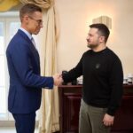 Volodymyr Zelenskyy Instagram - Зустрівся з новообраним Президентом Фінляндії Александром Стуббом. Ми дуже вдячні за підтримку й тепле ставлення до України та українців. Важливо, щоб підтримка Фінляндією України на шляху до членства в НАТО та Європейському Союзі була збережена. 🇺🇦 🇫🇮 —— I met with the President-elect of Finland Alexander Stubb. We are very grateful for the support and warm attitude towards Ukraine and Ukrainians. It is important to maintain Finland’s support for Ukraine on its path to NATO and European Union membership. 🇺🇦🇫🇮