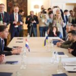 Volodymyr Zelenskyy Instagram - Зустріч із Прем’єр-міністром Нідерландів Марком Рютте – як завжди, конструктивна та змістовна. Докладно розповів про ситуацію на фронті. Обговорили подальшу оборонну підтримку України, потреби в ППО та артилерії, успішну роботу наших команд над проєктом двосторонньої безпекової угоди. Цінуємо роль Нідерландів у процесі підготовки українських пілотів на території Румунії та передачі Україні винищувачів F-16. 🇺🇦 🇳🇱 —— Our meeting with Dutch Prime Minister Mark Rutte was, as always, constructive and fruitful. I provided @minpres with detailed information about the frontline situation. We discussed further defense support for Ukraine, the need for air defense and artillery, and our teams’ successful work on drafting a bilateral security agreement. We appreciate the Netherlands’ role in training Ukrainian pilots in Romania and transferring F-16 fighter jets to Ukraine. 🇺🇦🇳🇱