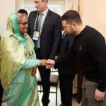 Volodymyr Zelenskyy Instagram - Цінуємо підтримку Республікою Бангладеш суверенітету й територіальної цілісності України. Під час зустрічі з Прем’єр-міністеркою Республіки Шейх Хасіною Вазед обговорили українське бачення справедливого миру на основі Формули миру, співпрацю в торговельно-економічній сфері. Запропонував долучитися до імплементації Формули та взяти участь у першому інавгураційному Глобальному саміті миру. 🇺🇦 🇧🇩 —— We appreciate Bangladesh’s support for Ukraine’s sovereignty and territorial integrity. During the meeting with Prime Minister of the People’s Republic of Bangladesh Sheikh Hasina Wazed, we discussed the Ukrainian vision of a just peace based on the Peace Formula, as well as cooperation in trade and economic sphere. I invited Bangladesh to join the implementation of the Formula and participate in the inaugural Global Peace Summit. 🇺🇦 🇧🇩