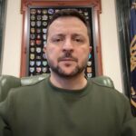 Volodymyr Zelenskyy Instagram - Провів сьогодні перше засідання Ставки за участю нових військових командувачів. Головком Олександр Сирський, начальник Генштабу Анатолій Баргилевич разом з командувачами за напрямками. Доповіли щодо ситуації на фронті. Купʼянський напрямок, Лиманський, Бахмутський. Звичайно, Авдіївка. Марʼїнський напрямок, Запорізький напрямок. Окрема доповідь щодо наших дій на півдні, зокрема у Херсонській області. Був детальний звіт щодо захисту критичної інфраструктури: енергетики, обʼєктів теплопостачання, водопостачання – усього того, що є незмінною мішенню для російських ракет і дронів. Щоб додати більше захисту, додаємо більше сили, більше можливостей нашим мобільним вогневим групам. Збільшимо й кількість таких груп. Вони є однією з основ нашого захисту від російського терору, і я вдячний усім, хто служить у мобільних вогневих групах, тренує їх та допомагає. Як і завжди, була сьогодні на Ставці доповідь про забезпечення всіх наших підрозділів: снаряди, дрони, РЕБ. Кожен в Україні, хто може виробляти ефективні системи радіоелектронної боротьби, заслуговує на повне державне сприяння – на всіх рівнях: і на центральному, від уряду, і в кожному регіоні, де є такий потенціал. Я вдячний усім представникам, зокрема, місцевої влади і кожному українському підприємцю, усім українським розробникам, які розвивають таке виробництво – системи РЕБ. Слава всім, хто зберіг та береже Україну! Слава всім, хто бʼється заради нашої держави і людей! Слава Україні!