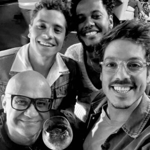 Welder Rodrigues Instagram - Como é ótimo e divertido participar do #quehistoriaeessaporchat, mais uma vez falei um monte de bobagem 😂😂😂 foi demais @fabioporchat @andrelamoglia @odanferreira 🤘🏽♥️ já quero ir de novo. O programa já está disponível no @gnt.