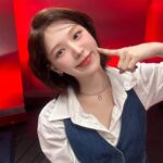 Wendy Instagram - 리무진 서비스 가서 노래 부르고 왔어요🩵 러비들이 선물해준 예쁜 파란색 마이크 들고 아주 행복하게 노래하고 왔다구🎤🩵 항상 고마워🩵