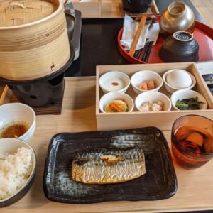 William Li Instagram - Hakone was a beautiful place like straight out of an anime 

The food was very traditional I was told but what was astounding was the ponzu sauce.

They must lace this with something because it was absolutely delicious