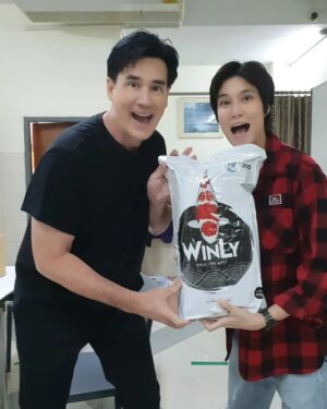 Willie McIntosh Instagram - ส่งมอบอาหารปลาให้น้องไปลองที่บ้าน ขอบคุณมากครับหมอเจี๊ยบ
@jeab_lalana