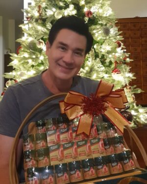 Willie McIntosh Instagram - ขอบคุณสำหรับของขวัญที่ Santa Claus ส่งมาให้ครับ. Brands ซุปไก่สกัดผสมถั่งเฉ้าแข็งแรงข้ามปีแน่ๆ