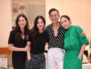 Woranuch Bhirombhakdi Instagram - ……… ฉํ่า ………

ขอบพระคุณพี่แป้งที่น่ารักของพวกเรานะคะ 🤍 มะคืนนี้สนุกและอบอุ่นมากมากเลยค่ะ อยากให้ถึงปีหน้าแล้วค่า 🤭 ดีใจได้เจอพี่พี่เพื่อนเพื่อนทุกคนนะคะ แล้วก็ขอต้อนรับสมาชิกใหม่ น้องนนกุล ด้วยค่า 🫶🏻 

#พี่ป๊อปผู้ไม่มีไอจี