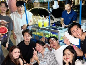 Worrachai Sirikongsuwan Instagram - HNY และ HBD ครับพี่ @poj_arnon6565 ตอนแรกพวกผมก็กะว่าจะเลี้ยงพี่ แต่คดีพลิก!!! 555 พี่เลี้ยงพวกผมซะงั้นน พวกผมก็เด็กดีซะด้วยเลยไม่อยากขัดใจผู้ใหญ่ เพราะเค้าบอกไม่ดี🤣 มีความสุขมากๆๆครับพี่ ♥️