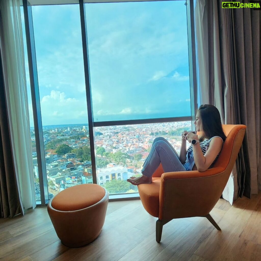 Wulan Guritno Instagram - NYAMAN sing sempurna 🤗 terima kasih @doubletreebyhiltonsurabaya hotel bintang 5 yang berlokasi di tengah kota Surabaya LAAAFF ❤️ DoubleTree by Hilton Surabaya