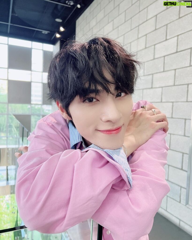 Xiaojun Instagram - En? Feeling better now？😊