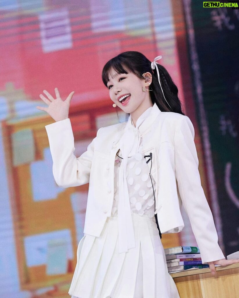 Xu Mengjie Instagram - 久违的舞台🎤✨ 一个坐上时光机⚙️ 回到了校园情景的表演舞台～ 很开心🥳 希望你们也看的快乐啦～