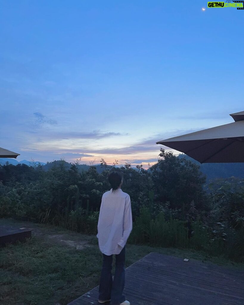 Xu Mengjie Instagram - 再一次看到 日出的月亮. .✰•.🌙⁺˳ .• 🌄.。