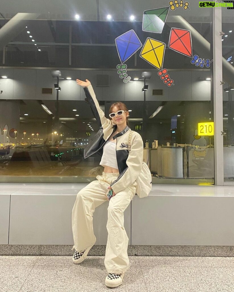 Xu Mengjie Instagram - Bangkok, I’m coming ✈️～ ✧◝(⁰▿⁰)◜✧ 🏝️⛱️🏄🏻‍♀️🍹🍤🥭✨🍄✨✨