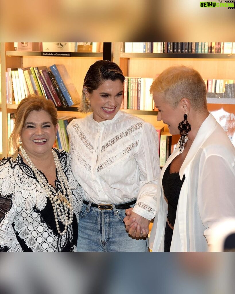 Xuxa Instagram - Noite de lançamento do novo livro de @marthamedeirosreal, “Do Sertão a Hollywood”. ❤️❤️ Fotos @bladmeneghel Equipe X Shopping Iguatemi