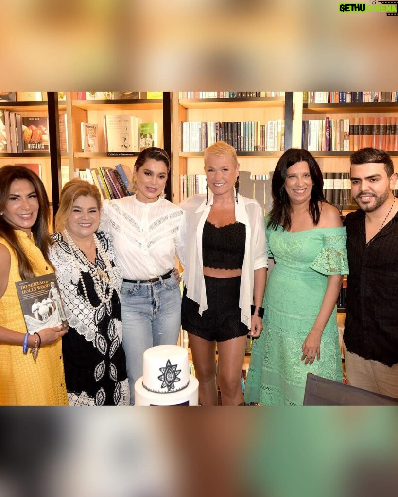 Xuxa Instagram - Noite de lançamento do novo livro de @marthamedeirosreal, “Do Sertão a Hollywood”. ❤️❤️ Fotos @bladmeneghel Equipe X Shopping Iguatemi