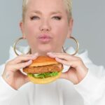 Xuxa Instagram - Gravação pra XBLOOM 📸 Tem muita novidade vindo aí! 🌱🍔 Quer saber mais sobre a (r)evolução do fast food? Siga e acompanhe @bloomfastgood 💚 Equipe X