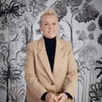 Xuxa Instagram - Apoie o Projeto de Lei 4278 de 2023  Essa é uma história real de alguém que teve que crescer sem mãe porque os ideais de progresso desconsideraram sua existência. A Laura foi um dos tamanduás-mirins que recebemos ao longo do nosso trabalho, vítimas de atropelamentos nas estradas. Tamanduás tem um desenvolvimento lento, passam um longo período abraçados nos dorsos de suas mães e depois acompanhando-as por quase um ano. São animais ameaçados, frágeis, cujo manejo em cativeiro para soltura é bastante desafiador. E é absolutamente cruel e vergonhoso que a nossa legislação desconsidere a obrigação dos responsáveis pelas rodovias que cortam todo esse país, sobre seu impacto em nossos bichos, causando extinção e sofrimento.  Por isso, estamos todos juntos pela aprovação do Projeto de Lei 4278 de 2023, para ampliarmos a proteção à nossa biodiversidade. Entre no link na bio do nosso @institutovidalivre , assine e transforme essa história. Obrigado demais @xuxameneghel por todo seu carinho, talento e força sempre com o nosso trabalho e com causa dos que não tem voz. Obrigado tb a toda sua equipe @tatianamaranhao @txiello_ @edduhmakeup @rodspava por estarem conosco ❤️ Essa campanha é uma criação do @institutovidalivre com a direção assinada por @joanamariani os textos são de @roberto.vitorino e @rochedseba a fotografia de @andrehawk trilha @mariagadu animação @carloshsaldanha e @koy.factory produção executiva @marcela_neumayer #campanhavozes #pl4278 #4278 #institutovidalivre #amarélibertar #xuxa #tamandua #tamanduamirim #anteater