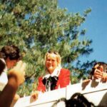 Xuxa Instagram - #TBT da época em que os fãs argentinos acampavam em frente à casa da loira em Buenos Aires, na Calle Eifleim, quando ela ia gravar o "Show de Xuxa". 🇦🇷 ❌❤️ Equipe X