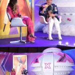 Xuxa Instagram - “Nessa nave iremos com vc aonde for….” ❌🛸 Ontem os fãs que garantiram a figurinha diamante do XuxaVerso encontraram nossa loira para um evento exclusivo!!! ✨ @globoplay @ferodriguesoficial Fotos @bladmeneghel Equipe X