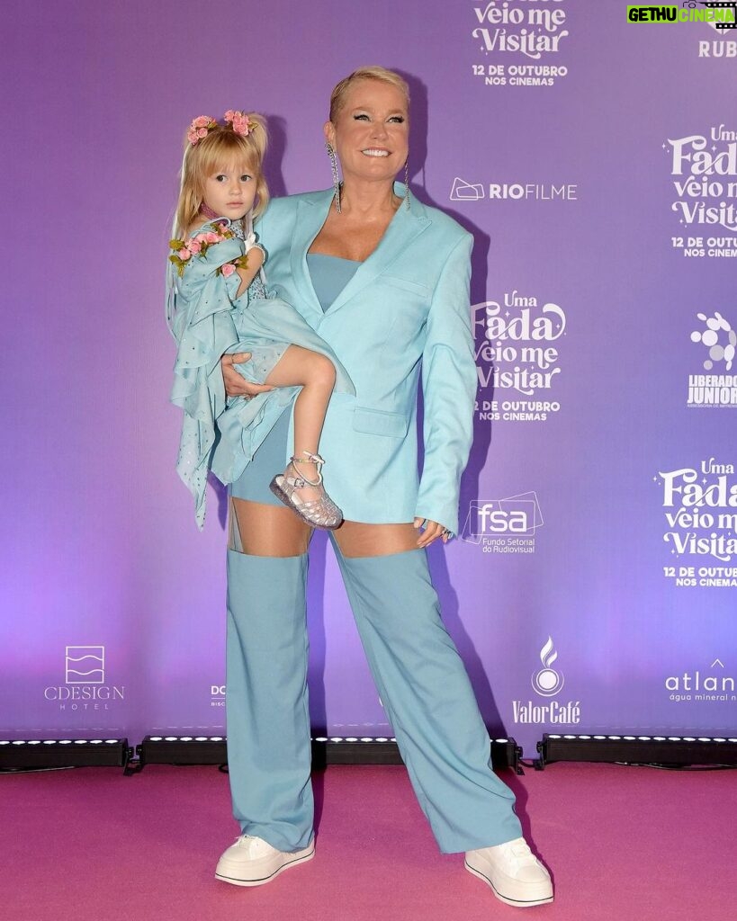 Xuxa Instagram - E hj foi a pré-estreia de @umafadaveiomevisitar 🧚🏻‍♀️❤️ Dia 12 em todos os cinemas! 🥰 📸 @bladmeneghel Equipe X