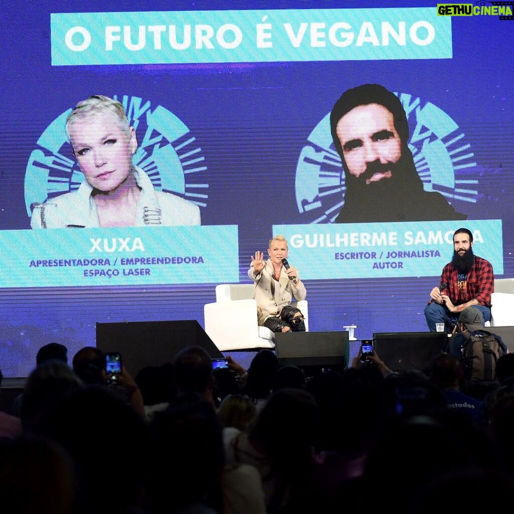 Xuxa Instagram - Hoje nossa loira participou da Rio Innovation Week 2023 ao lado de @guilhermesamora no painel O Futuro é Vegano 🌱💚 📸 @bladmeneghel Equipe X
