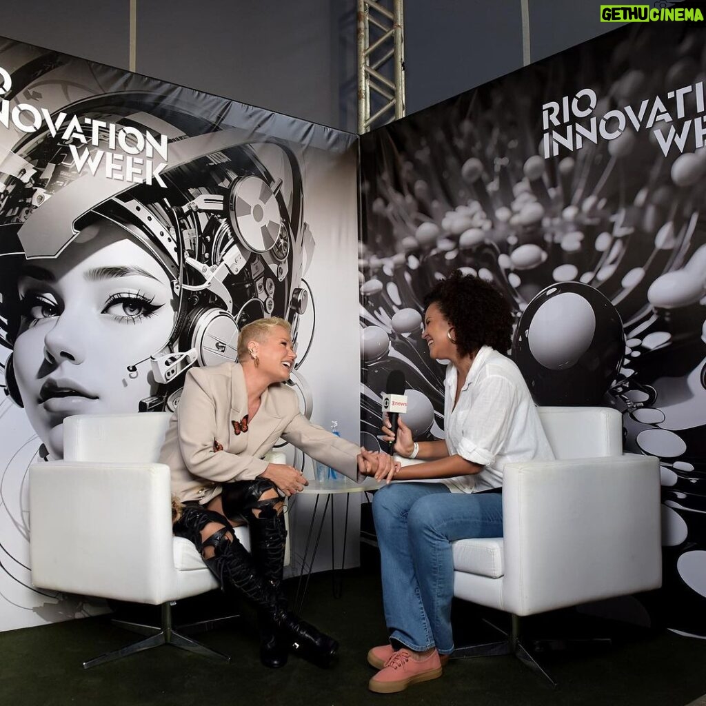 Xuxa Instagram - Hoje nossa loira participou da Rio Innovation Week 2023 ao lado de @guilhermesamora no painel O Futuro é Vegano 🌱💚 📸 @bladmeneghel Equipe X