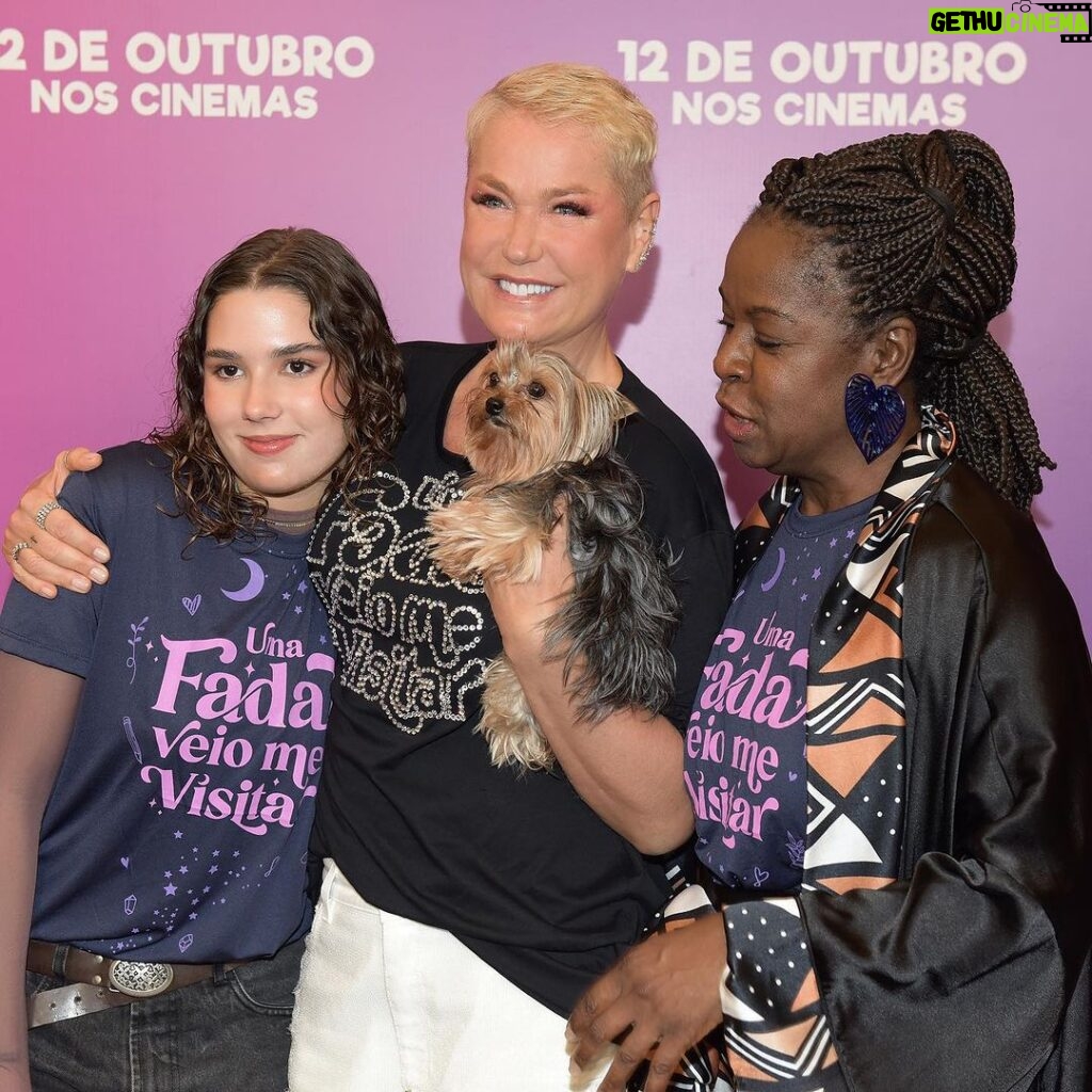 Xuxa Instagram - Um pouquinho do que rolou hj na coletiva de @umafadaveiomevisitar ✨🧚‍♀️ Dia 12 nos cinemas 🎬❌💋 Fotos @bladmeneghel Equipe X