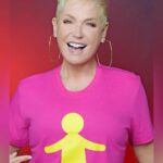 Xuxa Instagram - Tá chegando o dia do #CriançaEsperança 2023 e você já pode ajudar a transformar vidas fazendo a sua doação ✨ É nessa segunda-feira, na @tvglobo 🥰 Foto @bladmeneghel Equipe X