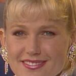 Xuxa Instagram - A @xuxameneghel fez uma marquinha na história dos eternos baixinhos 🥹 É essa conexão emocionante entre eles que tá chegando hoje no Xuxaverso com as minhas novas figurinhas NFTs. E todo o lucro obtido nas vendas dessa 2ª coleção será doado ao @crianca.esperanca, viu? Chega no link da bio pra saber mais! ❤️ #XuxaNoGloboplay O resultado auferido* até 31/12/2023 com as vendas diretas dos NFTs da Coleção 2 será revertido como doação para o Fundo Criança Esperança - Campanha válida por todo o período da ação do Xuxaverso –(*) representa a receita líquida com as vendas, após deduções de tributos, custos operacionais e outros encargos incidentes. #PraTodosVerem: Trecho do último Xou da Xuxa com vários momentos da apresentadora deixando uma marquinha de beijo de batom no rosto das crianças que participaram da plateia ao longo dos anos do programa.