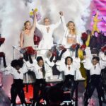 Xuxa Instagram - Nossa amizade transcendeu as telas da televisão e se transformou em uma conexão verdadeira e duradoura. O carinho e cumplicidade que compartilhamos forma uma aliança única. Onde queriam que houvesse rivalidade, na verdade, fortaleceu uma linda amizade. Uma noite que ficará para sempre marcada em nossa história. Ontem, no Criança Esperança foi muito especial, nos unimos para uma causa nobre: ajudar as crianças em situação de vulnerabilidade. O palco do Criança Esperança brilhou ainda mais com a presença de tantos amigos, colegas de profissão e nossos amados/maravilhosos fãs. Juntos, podemos fazer grandes coisas e espalhar amor e compaixão pra todos vocês que tanto nos apoiam. Obrigada à todos os envolvidos por tornarem essa noite tão especial! 🤍✨ #CriançaEsperança 📸: Chico Couto e Fábio Cordeiro